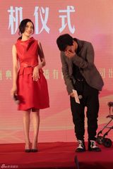 组图：小宋佳新剧诠释80后母亲 俏丽红裙亮相