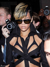 幻灯图集：蕾哈娜现身巴黎秀场 不忘招手秀亲切