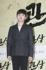 独家高清：《观相》试映 李钟硕嘟嘴比V卖萌