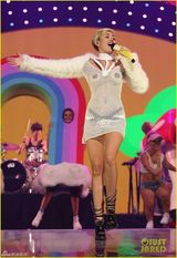 组图：麦莉雷人渔网装开唱 黑色乳贴似走光