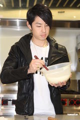 组图：吴建豪首次做巧克力 对曾之乔印象很新鲜