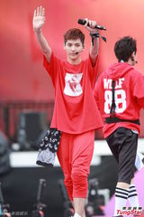 组图：香港巨蛋音乐节f(x)领衔冒台风献歌舞