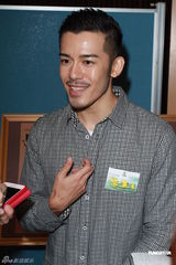 组图：黎耀祥为新剧造势 自曝配合太太再造人