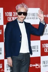 组图：韩星GD出席个唱3D电影试映会显时尚