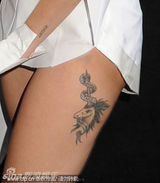 组图：LadyGaga开豪车现身 曲腿露臀挤扁胸