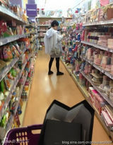 组图：孙俪挺8月大肚素颜逛母婴店 小腿仍纤细