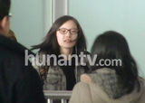 组图：谋女郎倪妮与熊乃瑾现身机场谈笑显亲密