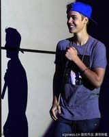 组图：贾斯汀-比伯现身校园被少女粉丝熊抱