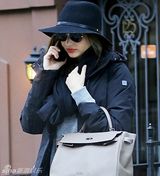 组图：米兰达可儿潮装抗寒 黑超红唇煲电话粥