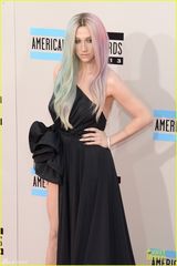 组图：钱婆Ke$ha黑裙晒美腿 粉紫发色抢镜