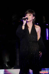 组图：张学友林忆莲献唱追忆林振强 Eason观看