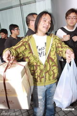 幻灯图：谢霆峰助手犒劳媒体 Lucas返院准备做哥哥 