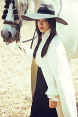 秦岚登《VOGUE》演绎粗眉妆魅力