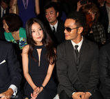 组图：赵薇“抢”戴黄晓明墨镜 笑称第四类感情