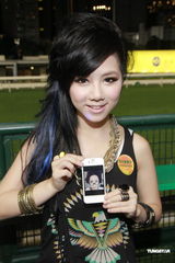 组图：邓紫棋为马场表演助兴