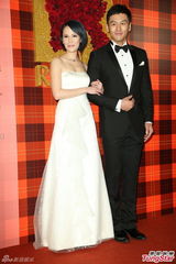 组图：黄小柔出嫁盼造人 穿低胸婚纱挽老公亮相