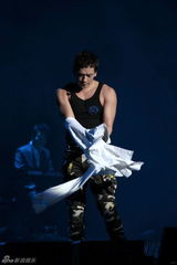 组图：Rain北京个唱劲歌热舞 湿身性感大秀中文