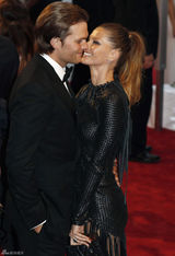 高清组图：纽约大都会庆典 吉赛尔-邦辰夫妇秀恩爱