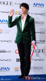 组图：众韩星亮相第17届釜山电影节蓝地毯