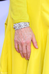 组图：朱丽安-摩尔柠檬色长裙亮相上围丰满