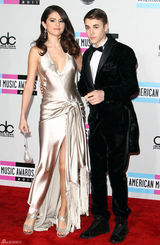 组图：比伯赛琳娜红毯深情对视 破不和传闻