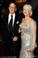 组图：安妮斯顿助阵导演工会奖 黑裙携男友秀恩爱