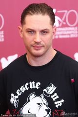 组图：电影《Locke》发布会 汤姆-哈迪潮装现身