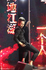 组图：《四大名捕2》首映 三女逼邓超跳钢管舞