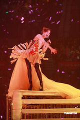 幻灯：郑秀文许志安相拥献唱 梁洛施李嘉欣捧场