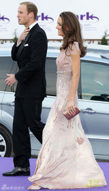 组图：威廉夫妇婚后首度公开亮相 凯特着长裙显优雅