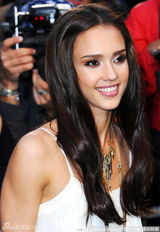 高清组图：杰西卡白裙飘逸 哈德森捂裙严防走光