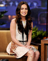 高清图：梅根-福克斯做客脱口秀节目妩媚女人味