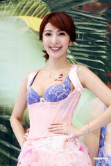 组图：杨谨华性感马甲内衣大方秀好身材