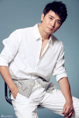 组图：保剑锋最新写真 展干练睿智侦探风格