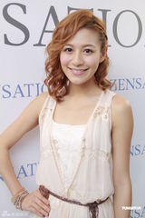 组图：江若琳白衣亮相秀性感 爱漂亮保养有方