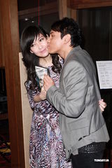 周慧敏彩裙优雅亮相 获绯闻旧爱黄凯芹献吻(图)