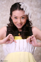 组图：演员崔波甜美写真曝光 典雅黄裙顽皮可爱