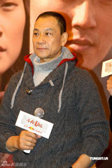 幻灯：《十月围城》上海亮相 李宇春称不介意吻戏 