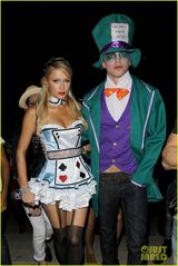 组图：帕里斯携男友现身派对 化身爆乳扑克牌女仆