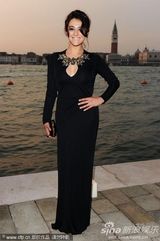 组图：麦当娜黑超黑裙尽展大姐大酷 助阵女性电影奖