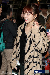 组图：少女时代KARA为赴K-POP演唱会亮相机场