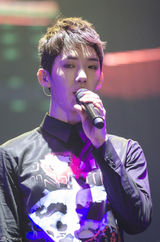 高清组图：2AM香港火热开唱 个人舞台技压全场