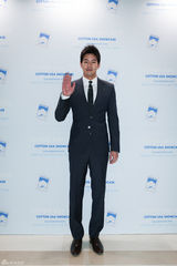 组图：韩星李尚允出席活动 西装帅气笑容迷人