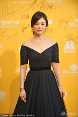 组图：宋慧乔低胸裙肌肤如雪 黄晓明抢着护花