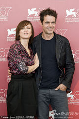 《三》媒体见面会 苏菲-罗艺斯获两男星揽腰护花