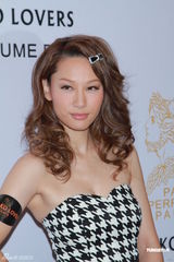 组图：陈法拉回美国度圣诞 陈茵薇力挺陈豪新剧