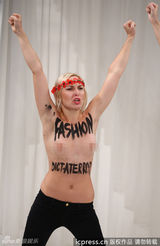 组图：裸女失控大闹巴黎秀场 遭保安袭乳拖走