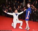 组图：王宝强戛纳红毯跪地示爱激吻娇妻