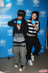 组图：周丽淇秀蛮腰展活力 男友为其做早餐