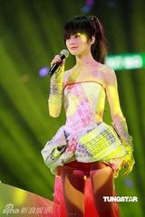 幻灯图：Twins开唱花样百变 好友容祖儿登台助阵